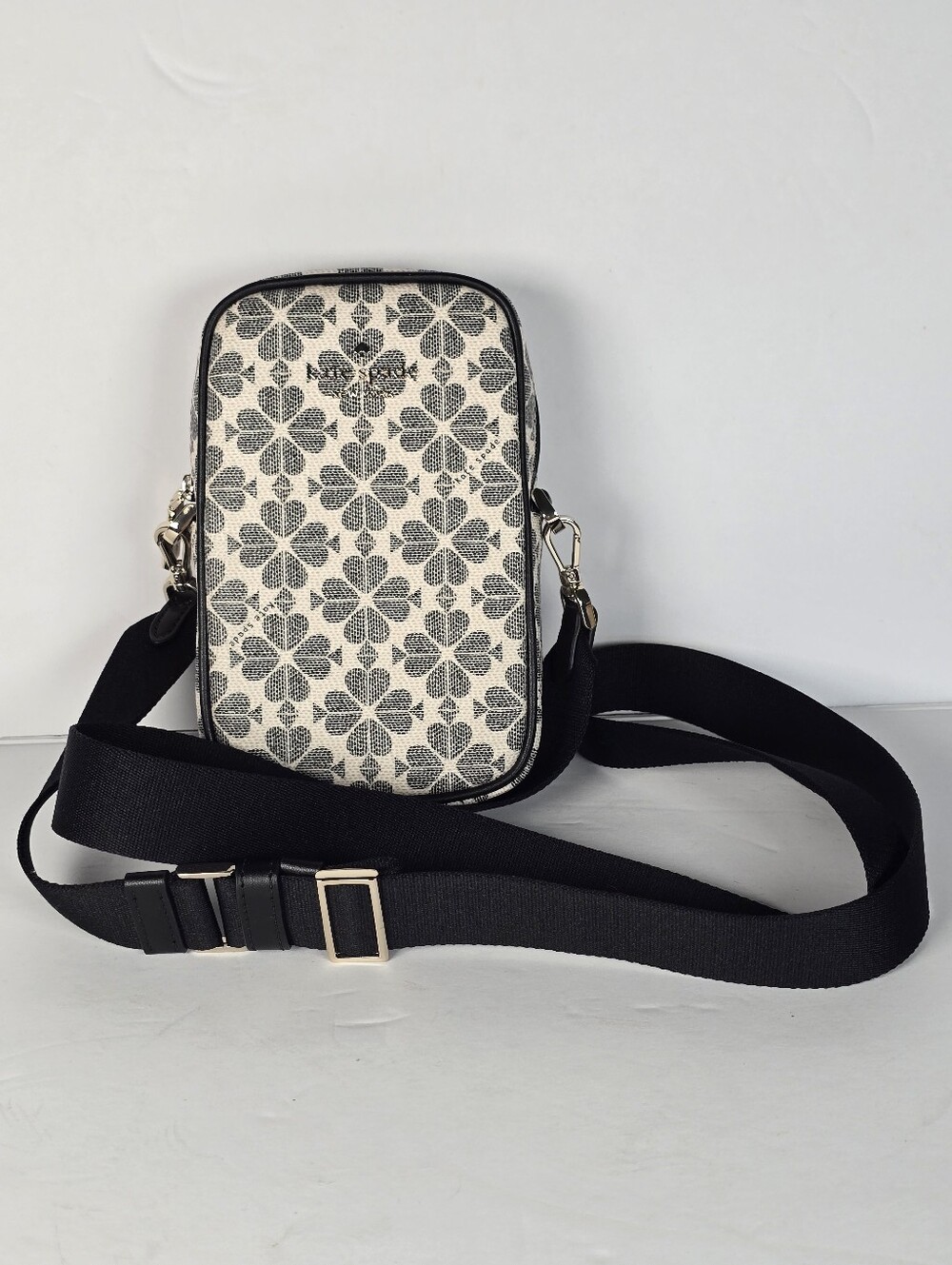 NWOT Kate Spade New York Spade Flower North South Phone Crossbody Black & White